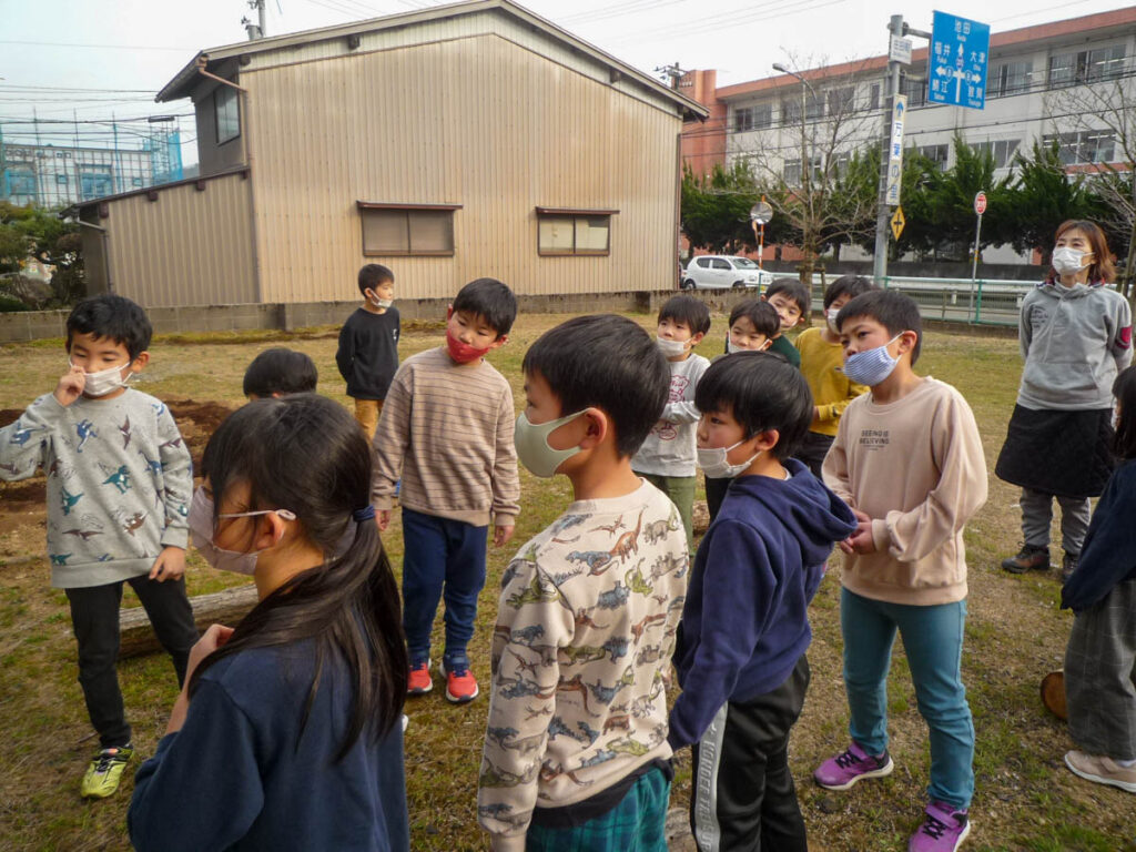 北日野地区自治振興会 放課後子ども教室「しいたけ菌植え」