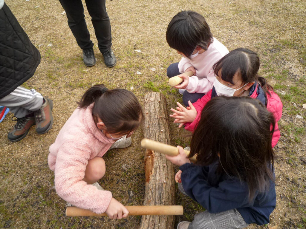 北日野地区自治振興会 放課後子ども教室「しいたけ菌植え」