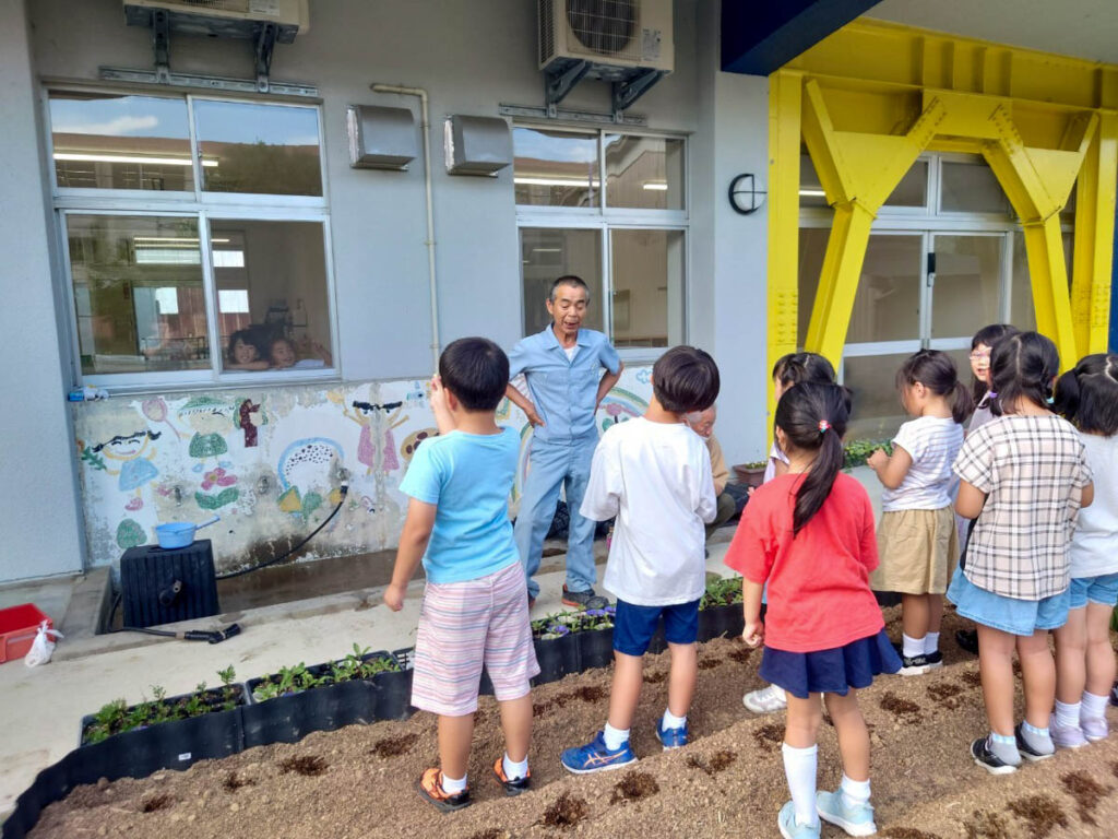 北日野地区自治振興会 放課後子ども教室「枝豆植え」