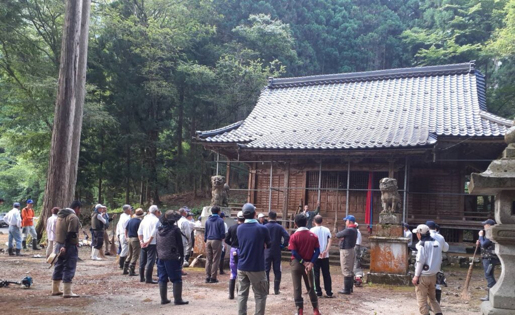 北日野地区自治振興会 日野山登山整備作業