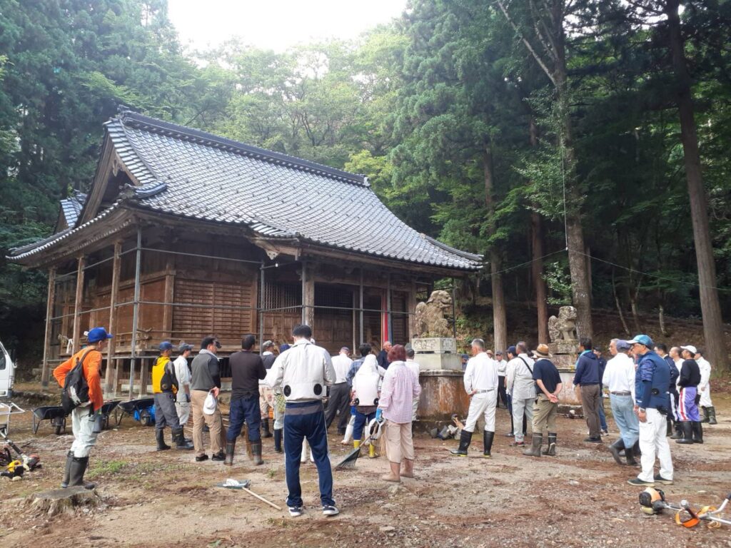 北日野地区自治振興会 日野山登山整備作業