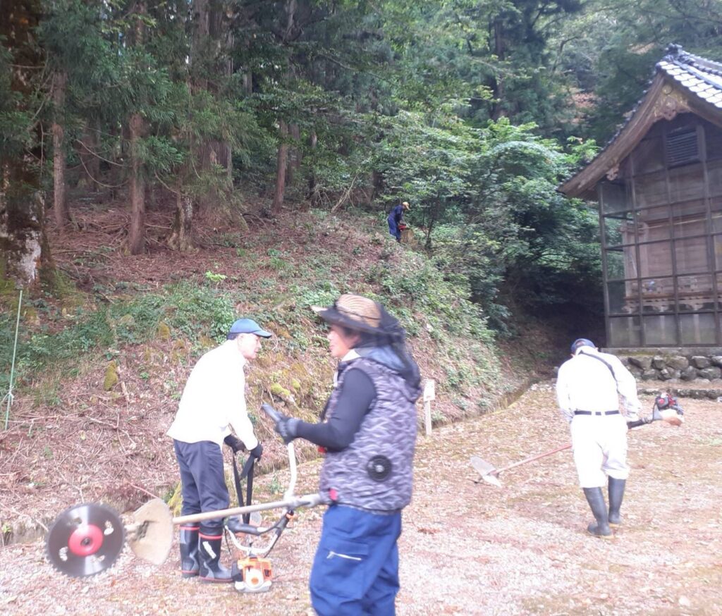 北日野地区自治振興会 日野山登山整備作業
