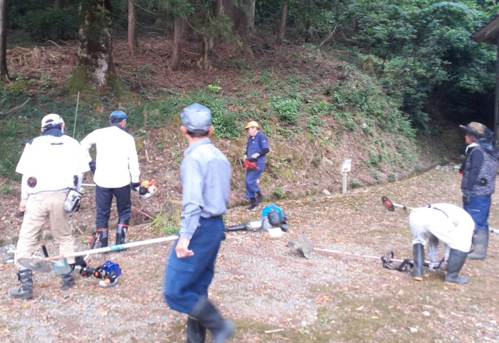 北日野地区自治振興会 日野山登山整備作業