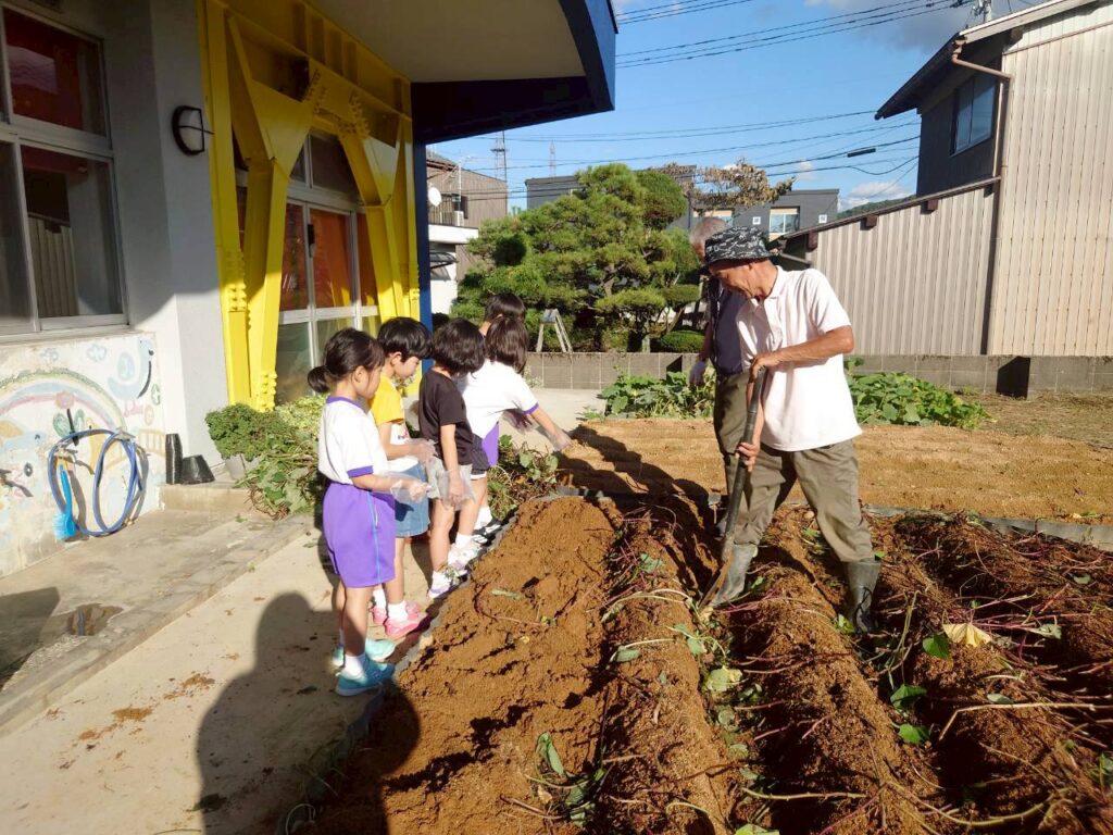 北日野地区自治振興会 放課後子ども教室 さつまいも掘り