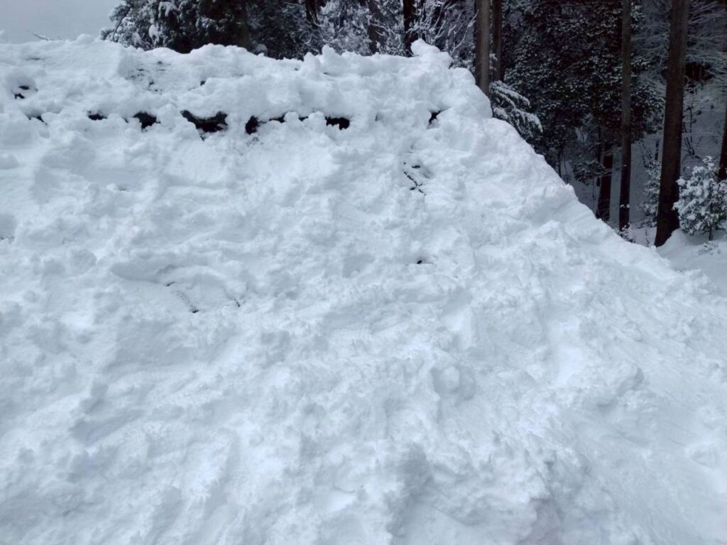 北日野地区自治振興会 小野谷町 白山神社の社雪おろし