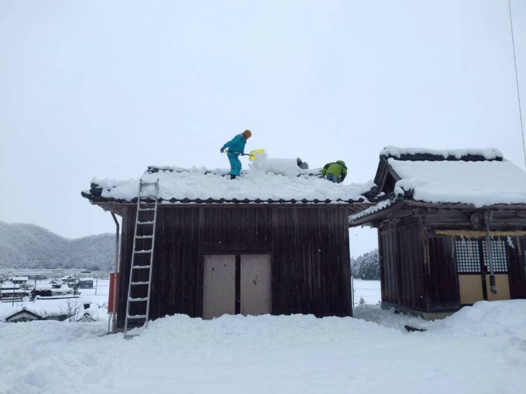 北日野地区自治振興会 小野谷町 白山神社の社雪おろし