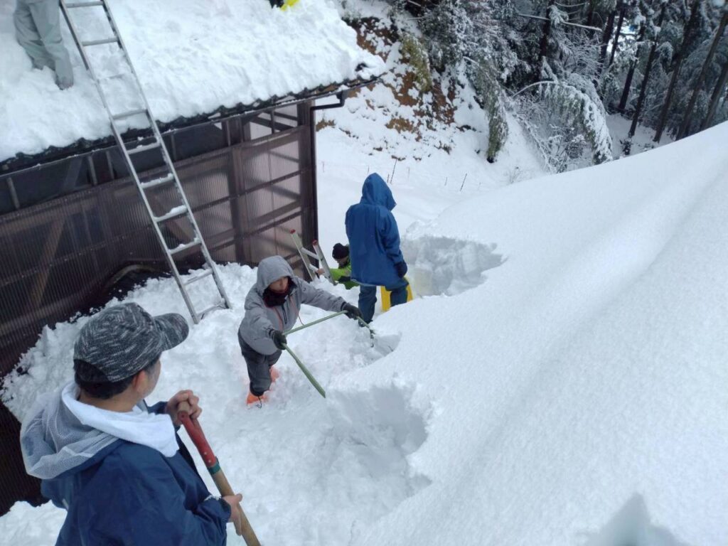 北日野地区自治振興会 小野谷町 白山神社の社雪おろし