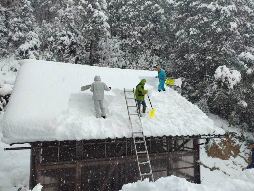 北日野地区自治振興会 小野谷町 白山神社の社雪おろし