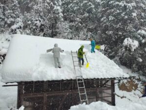 北日野地区自治振興会 小野谷町 白山神社の社雪おろし