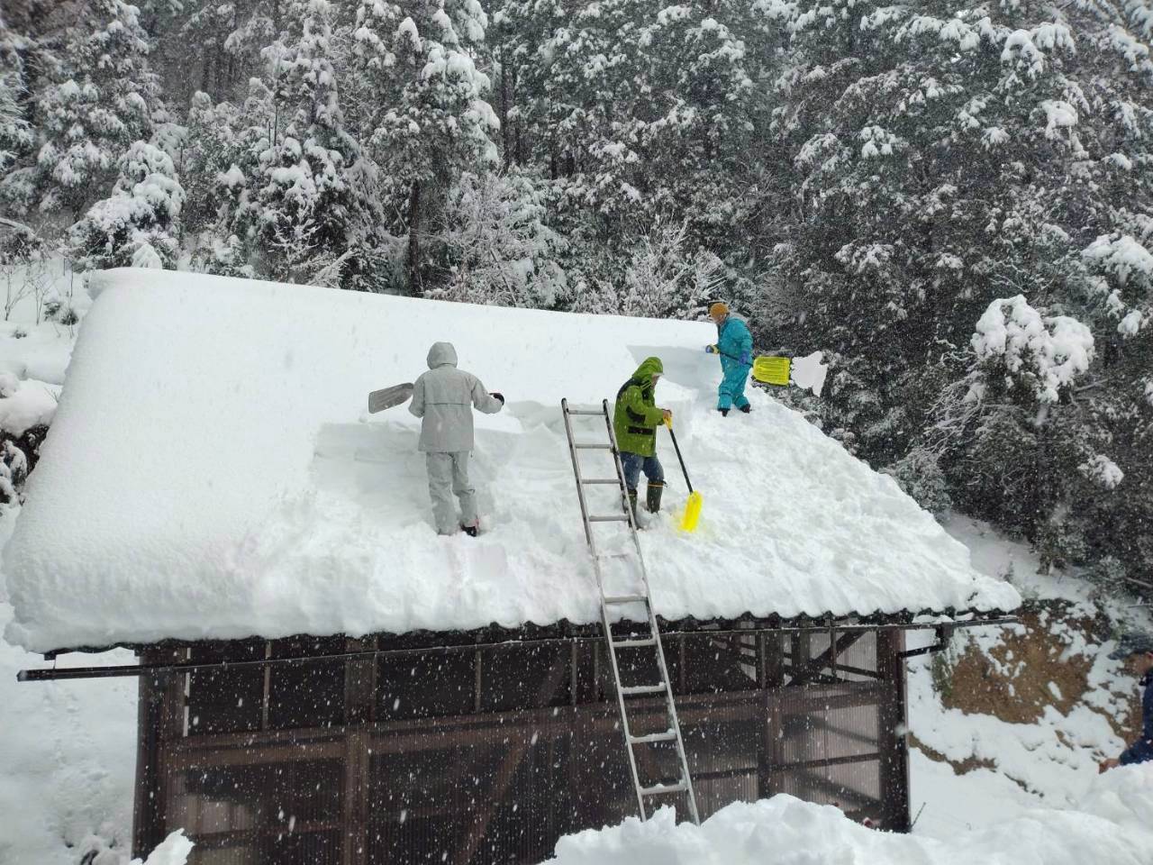 北日野地区自治振興会 小野谷町 白山神社の社雪おろし