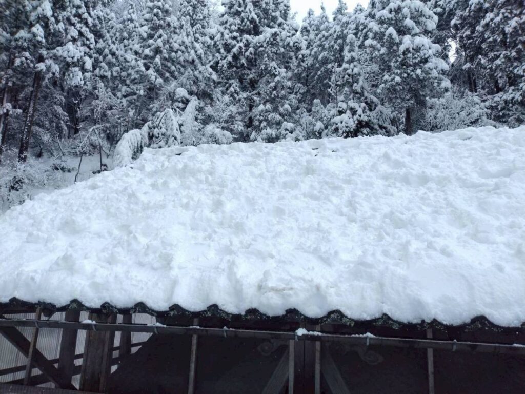 北日野地区自治振興会 小野谷町 白山神社の社雪おろし