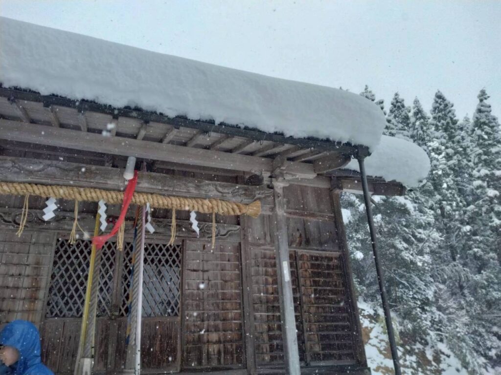 北日野地区自治振興会 小野谷町 白山神社の社雪おろし