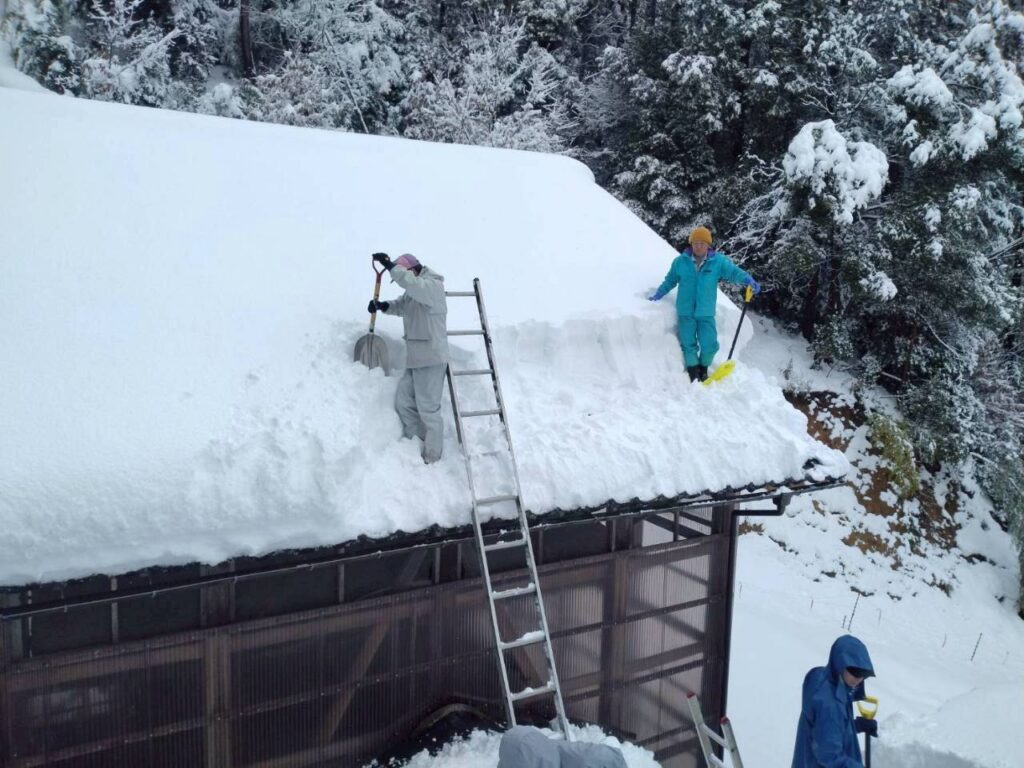 北日野地区自治振興会 小野谷町 白山神社の社雪おろし