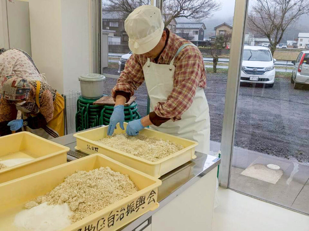 北日野地区自治振興会 味噌づくり教室