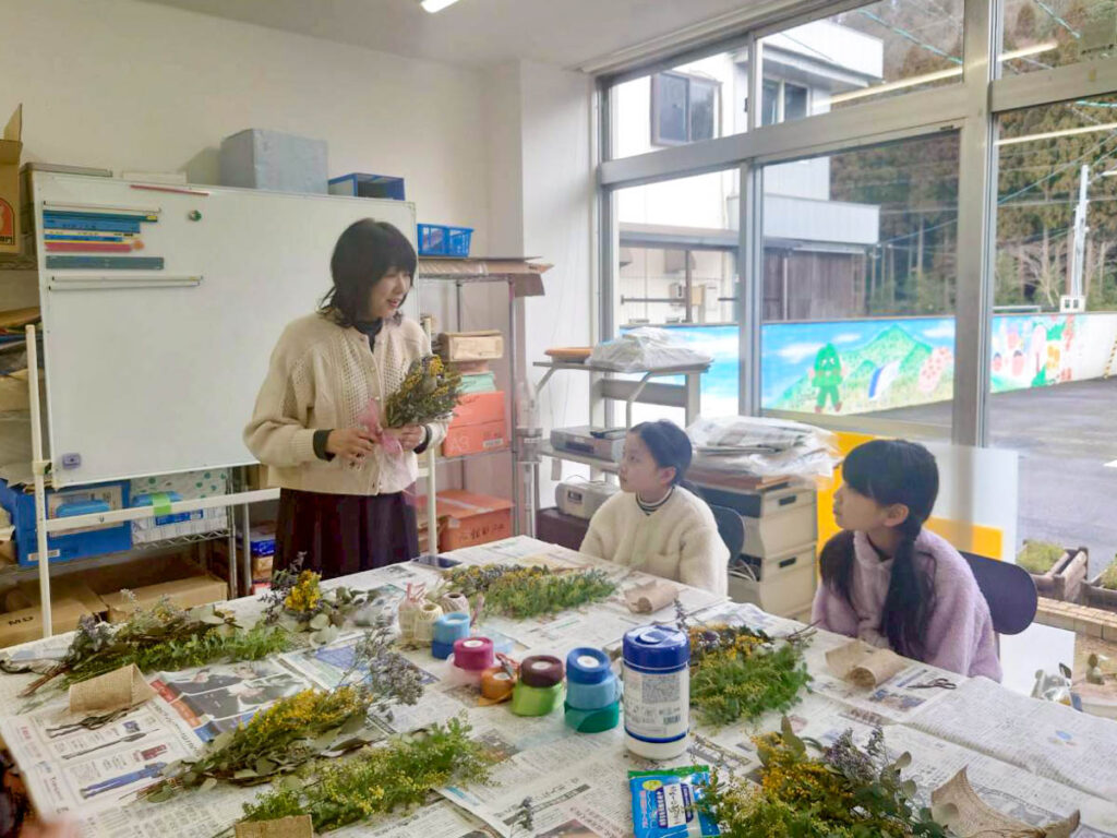 北日野地区自治振興会 ミモザのスワッグづくり