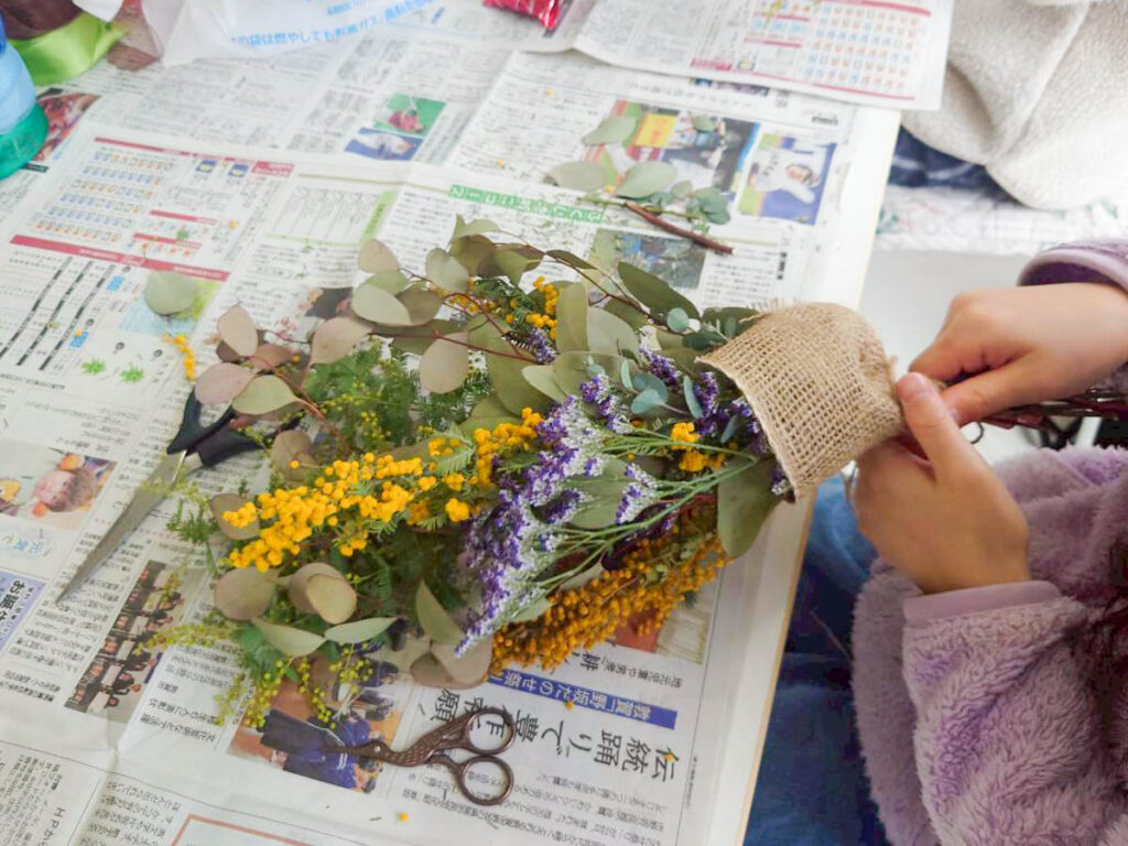 北日野地区自治振興会 ミモザのスワッグづくり