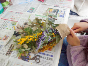 北日野地区自治振興会 ミモザのスワッグづくり