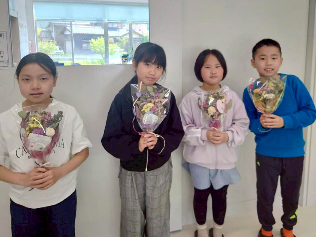 北日野地区自治振興会 母の日フラワーアレンジメント作り