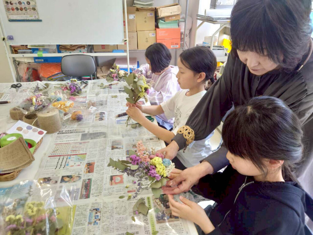 北日野地区自治振興会 母の日フラワーアレンジメント作り