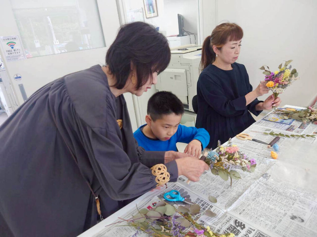 北日野地区自治振興会 母の日フラワーアレンジメント作り