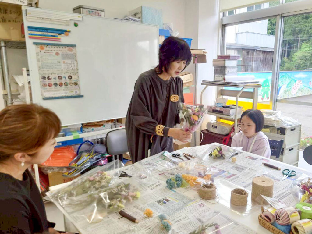 北日野地区自治振興会 母の日フラワーアレンジメント作り