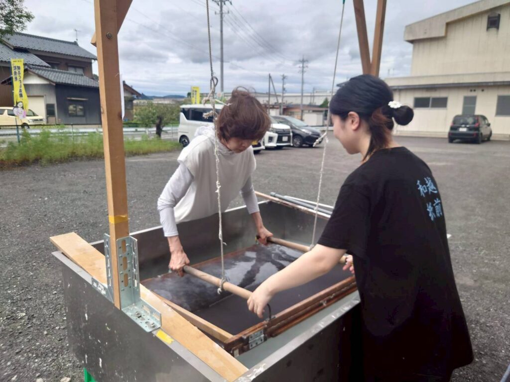 北日野地区自治振興会 紙漉き体験