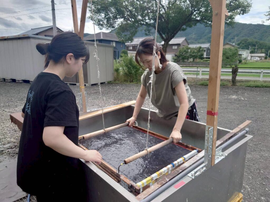北日野地区自治振興会 紙漉き体験