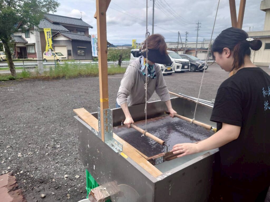 北日野地区自治振興会 紙漉き体験