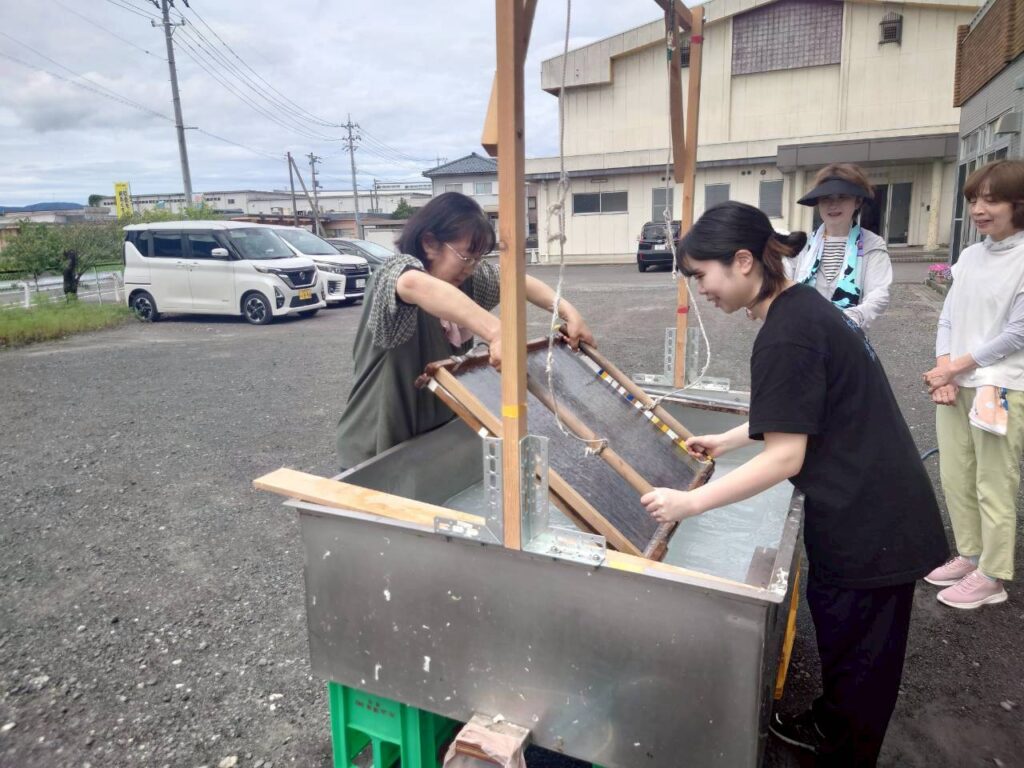 北日野地区自治振興会 紙漉き体験