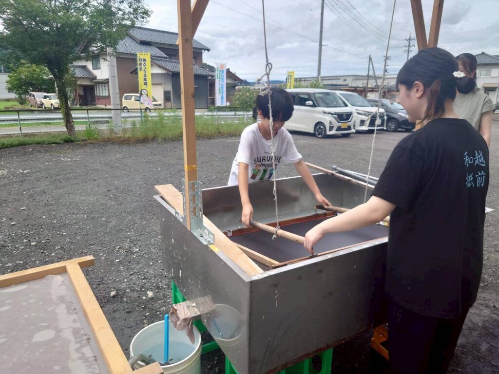 北日野地区自治振興会 紙漉き体験