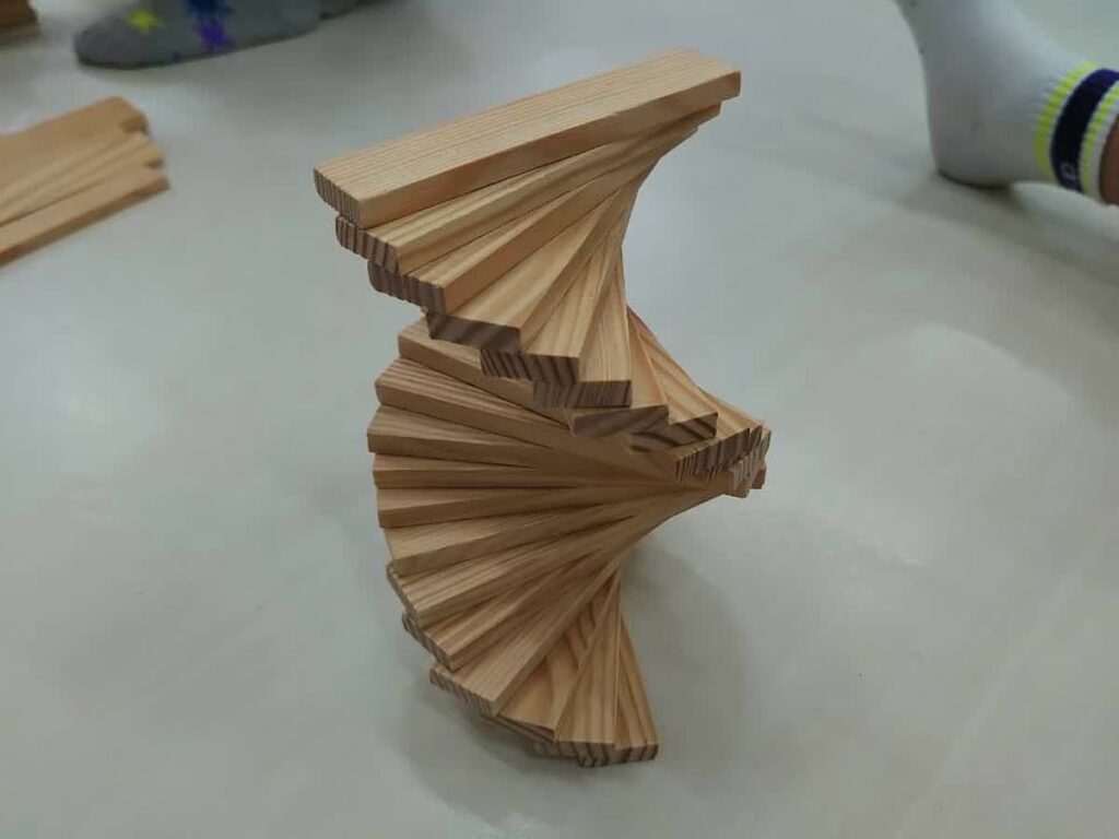 北日野自治振興会 カプラで作ったらせん状の作品