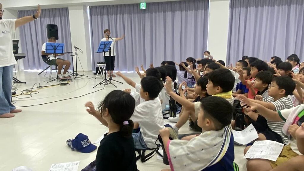 北日野自治振興会 演奏に合わせて手を動かす子どもたち