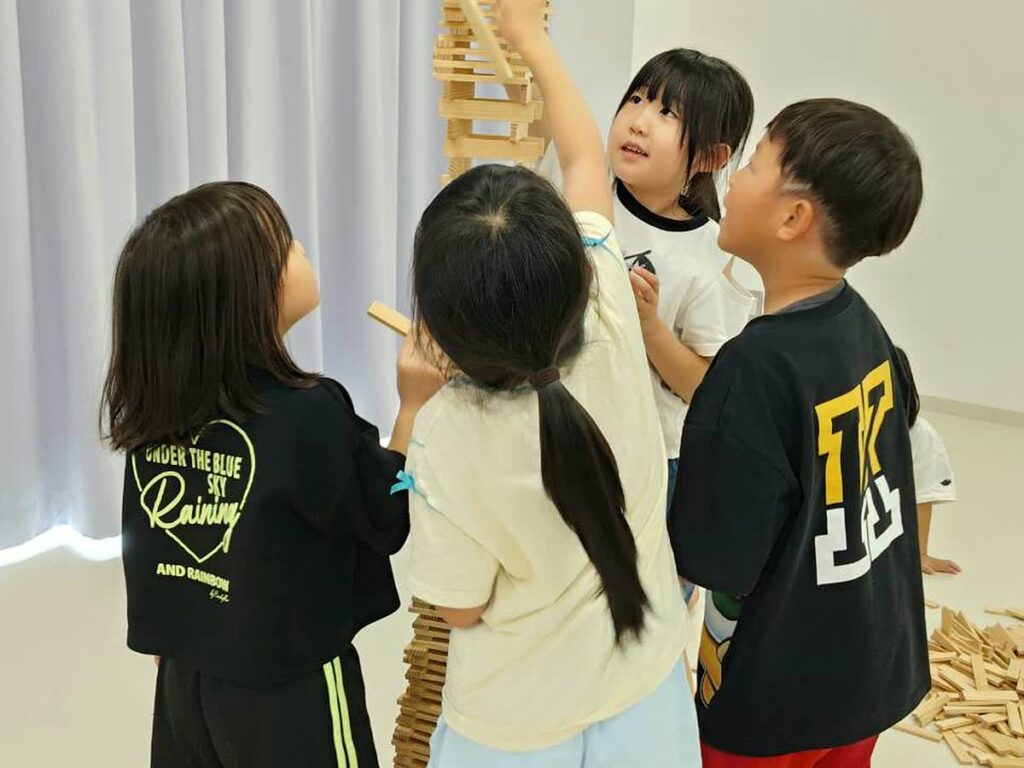 北日野自治振興会 カプラを高く積み上げる子どもたち