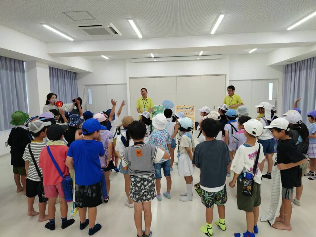 北日野自治振興会 エンゼルランドふくいの講師の説明を聞く子どもたち