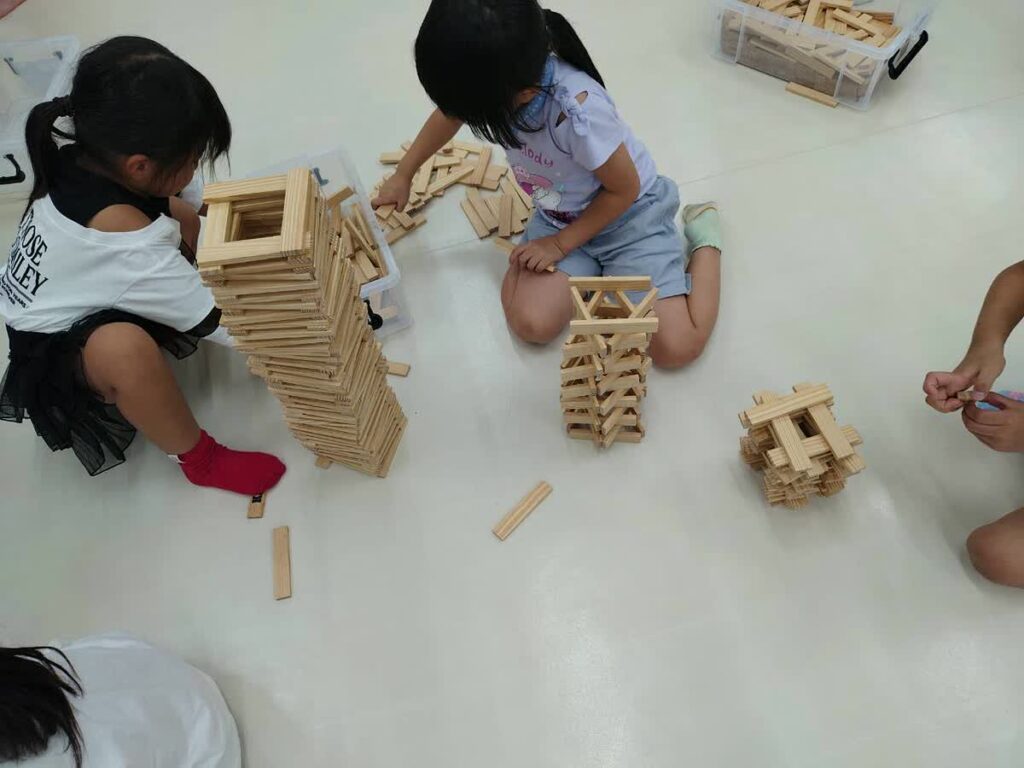 北日野自治振興会 カプラでさまざまな形を作る子どもたち
