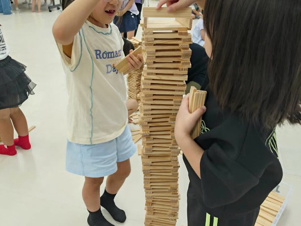 北日野自治振興会 友達と協力してカプラを積み上げる子どもたち