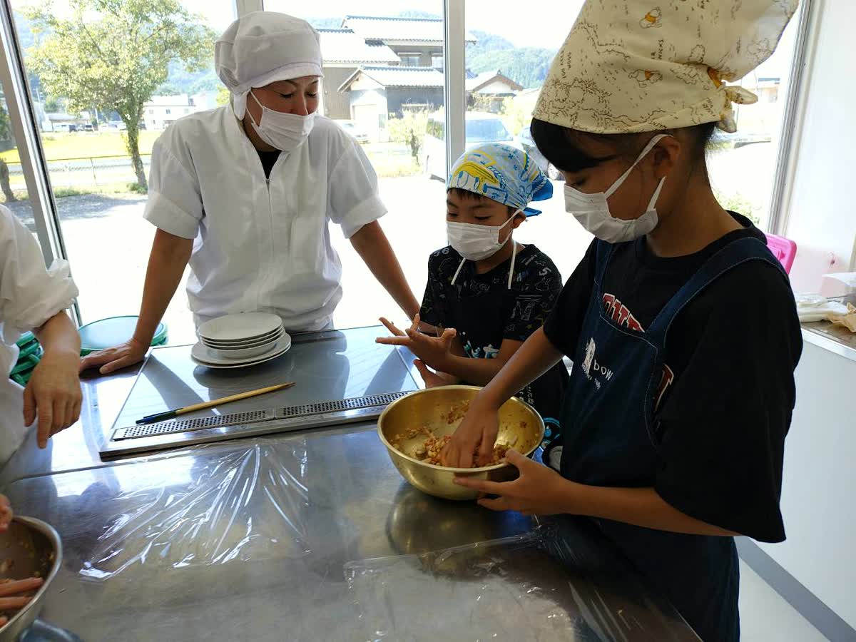 北日野自治振興会 シュウマイのたねを作る子どもたち