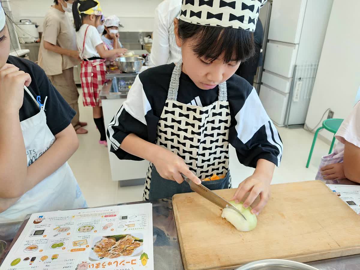 北日野自治振興会 玉ねぎを切る子ども