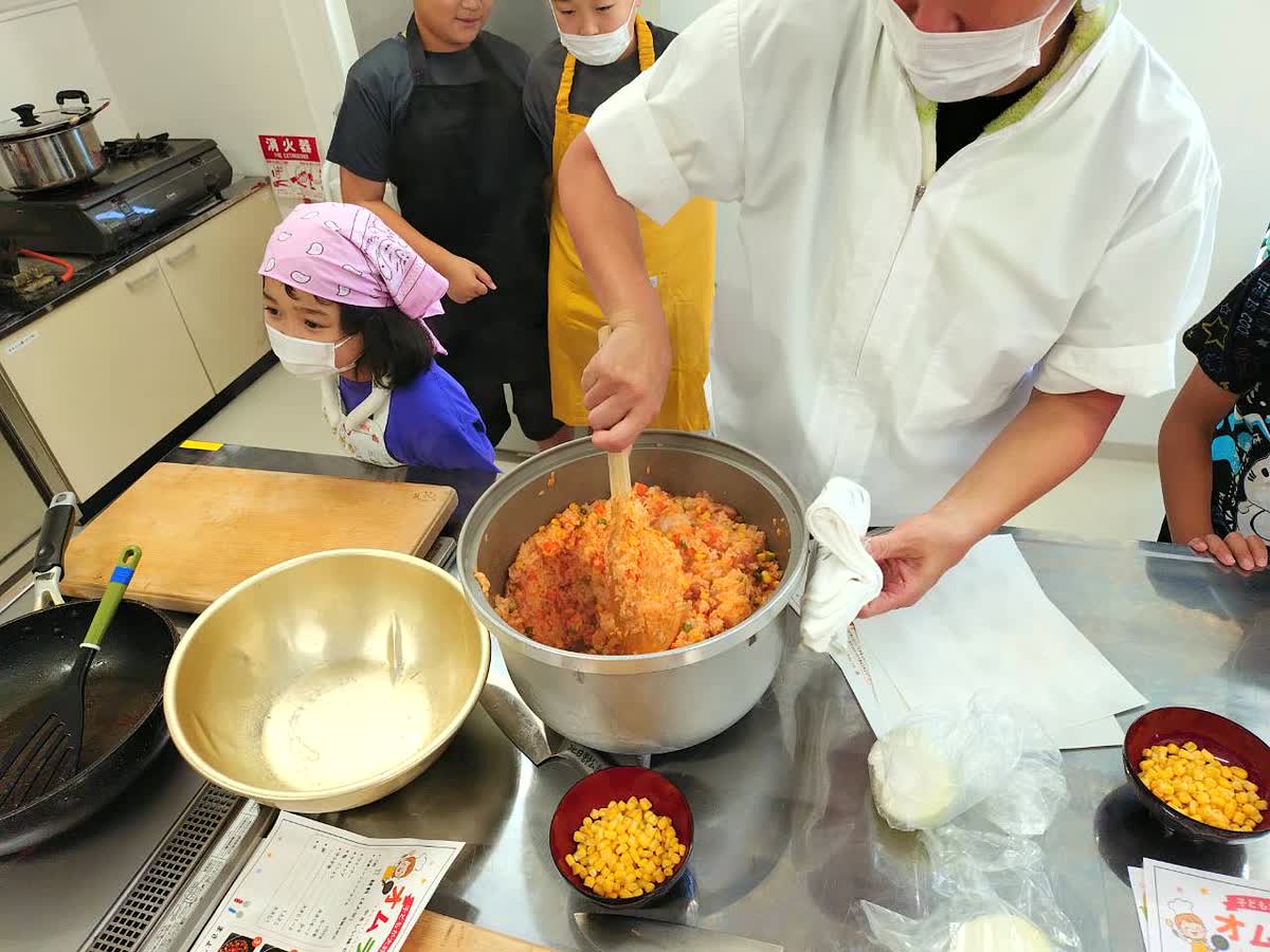 北日野自治振興会 ケチャップライスを混ぜる様子