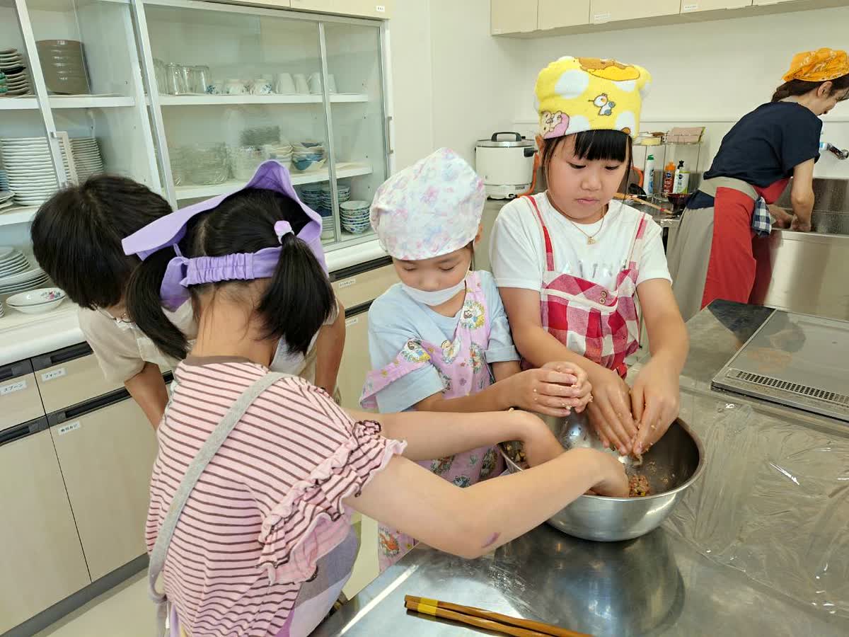 北日野自治振興会 協力してシュウマイのたねを作る子どもたち