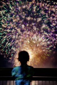 北日野自治振興会 帆山橋から見た夜空いっぱいの花火