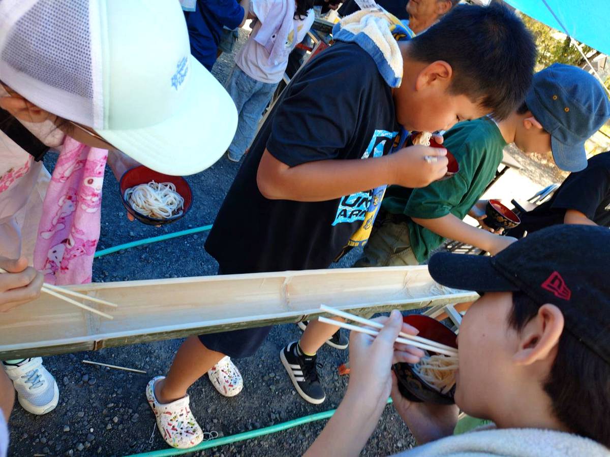 北日野自治振興会 流しそうめんを食べる子どもたち