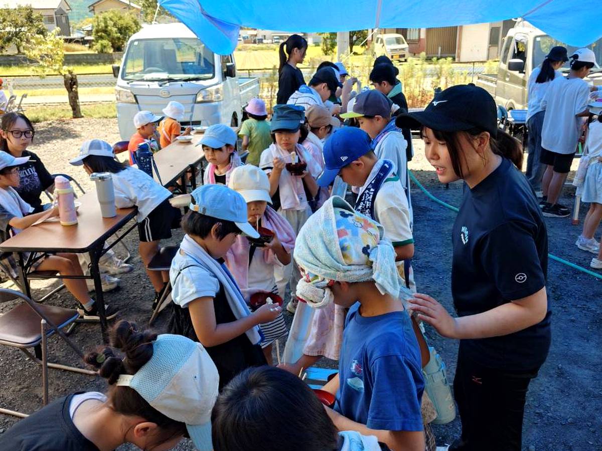 北日野自治振興会 地域の皆さんに見守られながら流しそうめんを楽しむ子どもたち