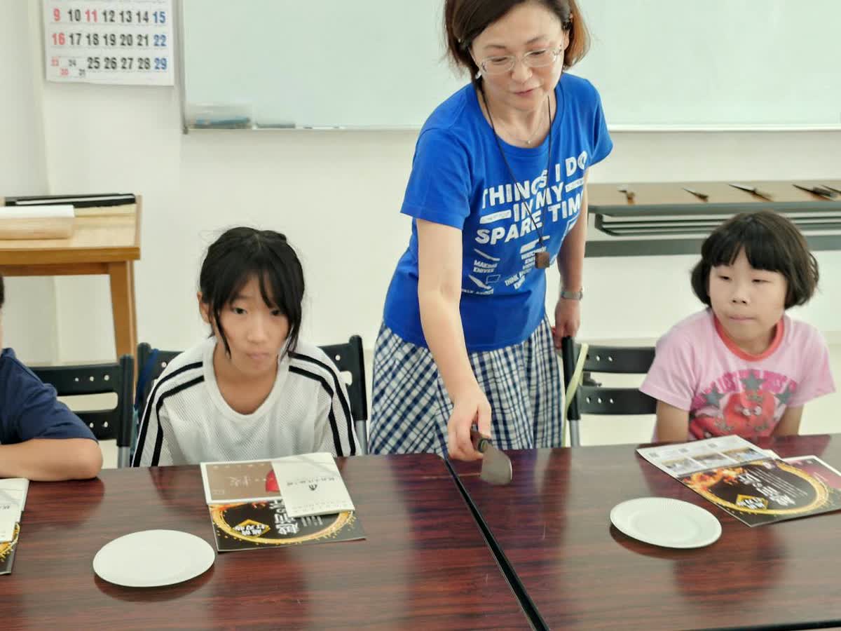 北日野自治振興会 越前打刃物ワークショップで包丁について学ぶ子どもたち