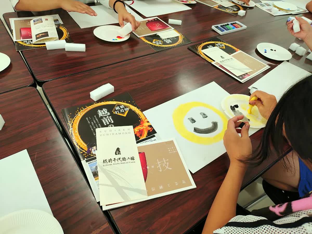 北日野自治振興会 スポンジを使って越前和紙に絵を描く子ども