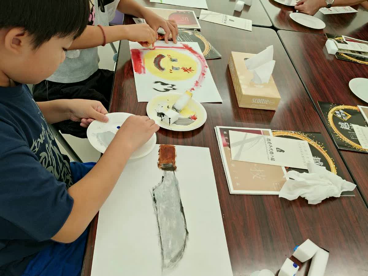 北日野自治振興会 越前和紙に包丁の絵を描く子どもたち