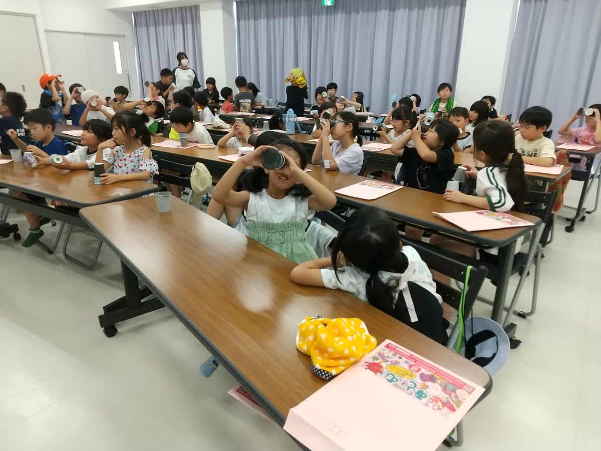 北日野自治振興会 完成した万華鏡をのぞく子どもたち