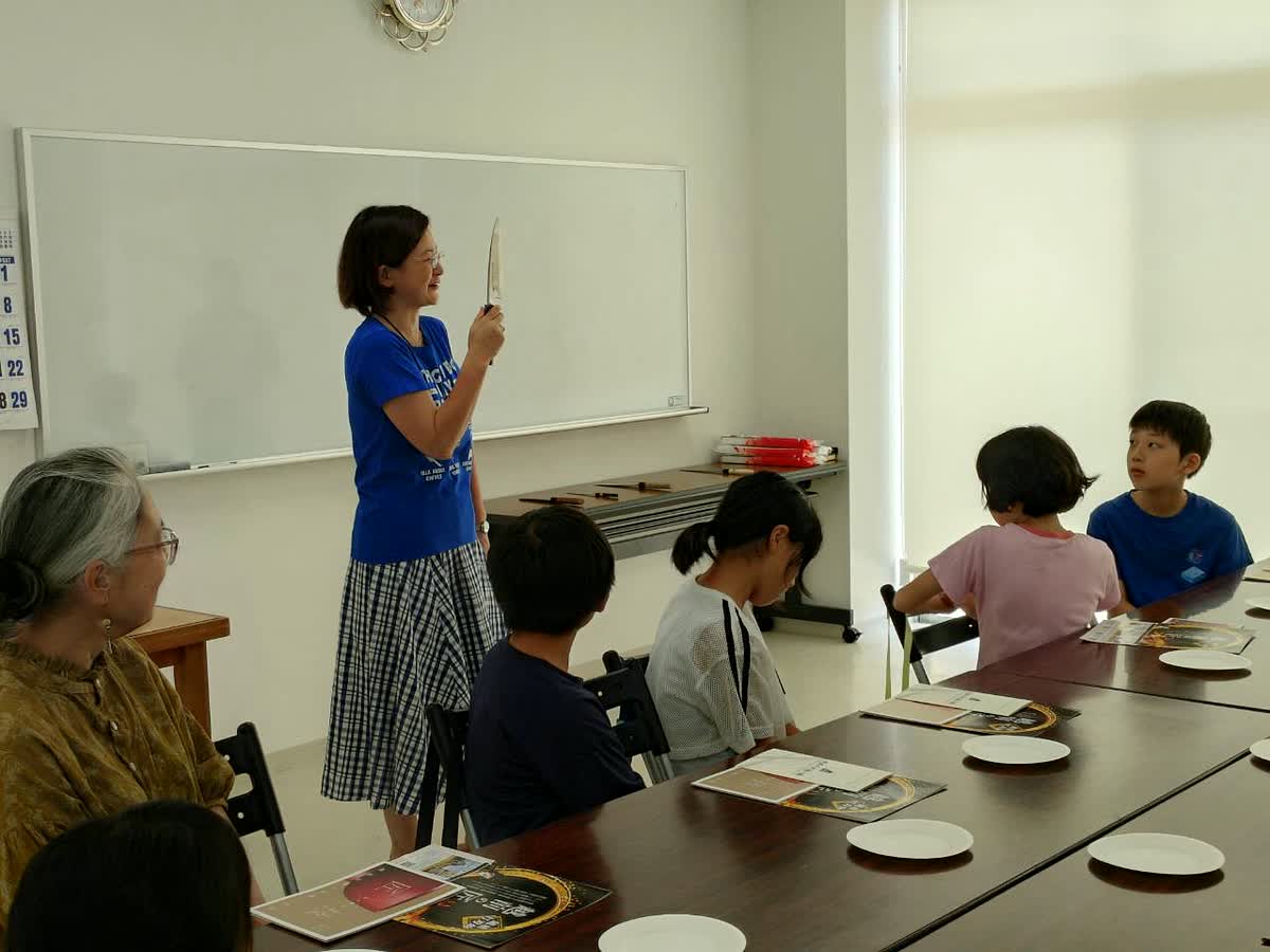 北日野自治振興会 越前打刃物の包丁を紹介する講師