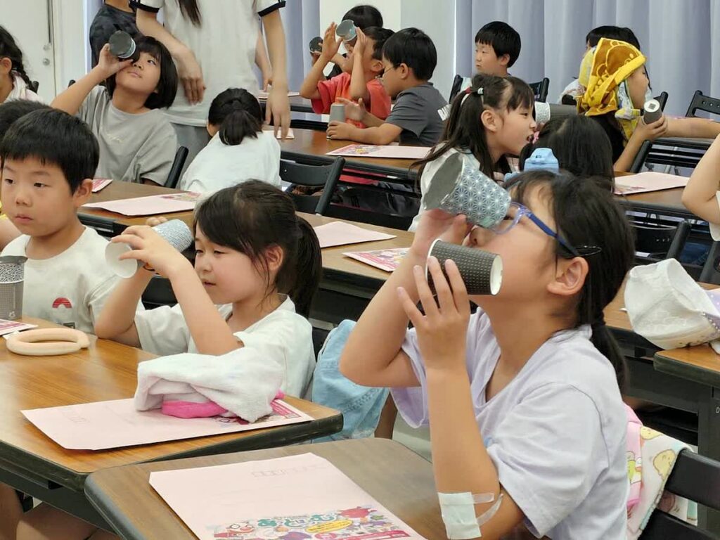 北日野自治振興会 万華鏡のきらめきを楽しむ子どもたち