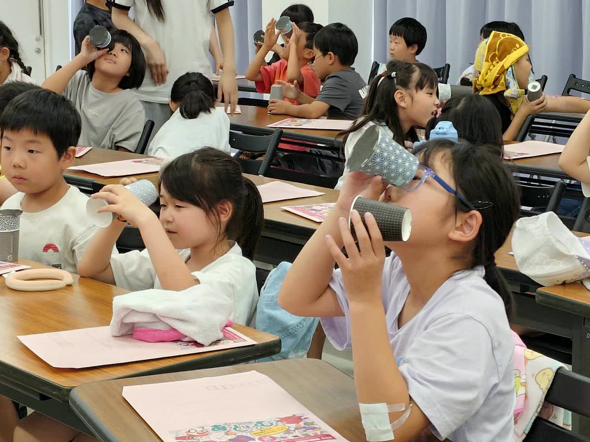 北日野自治振興会 万華鏡のきらめきを楽しむ子どもたち